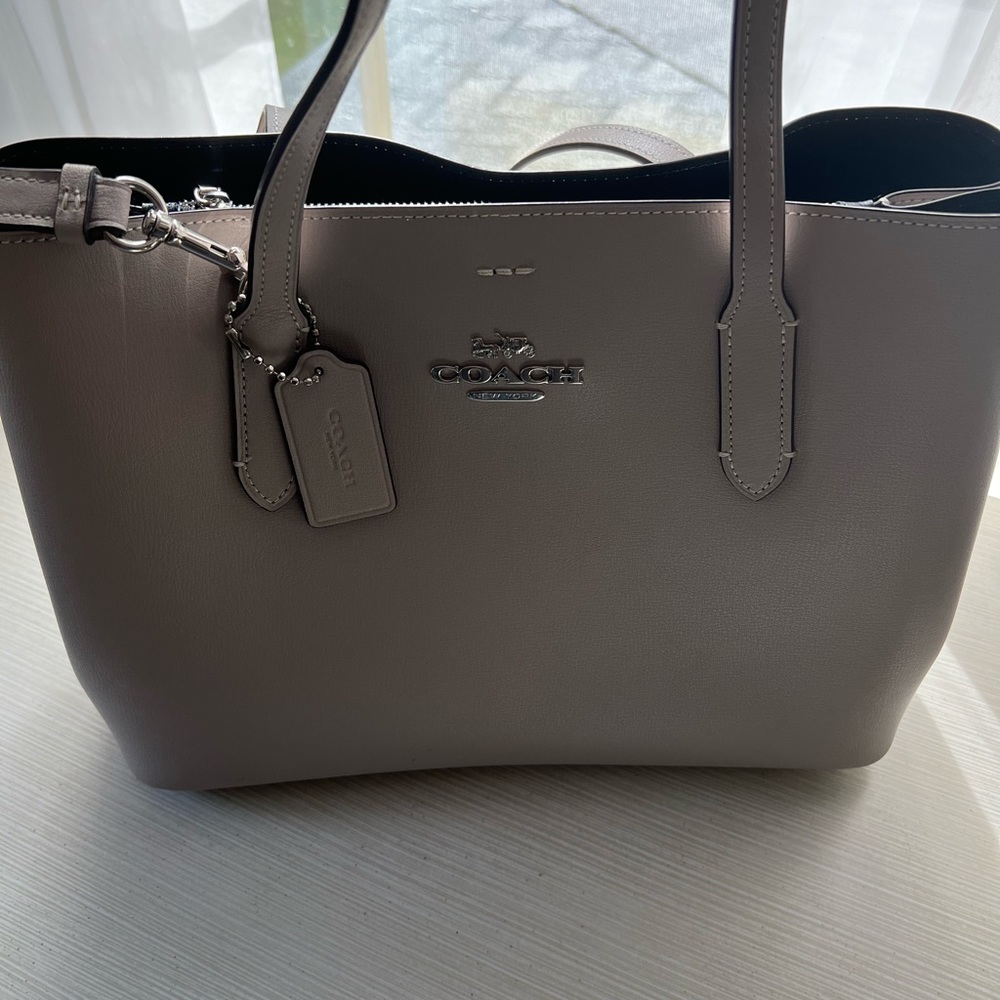 Beautiful, never used Coach leather purse.